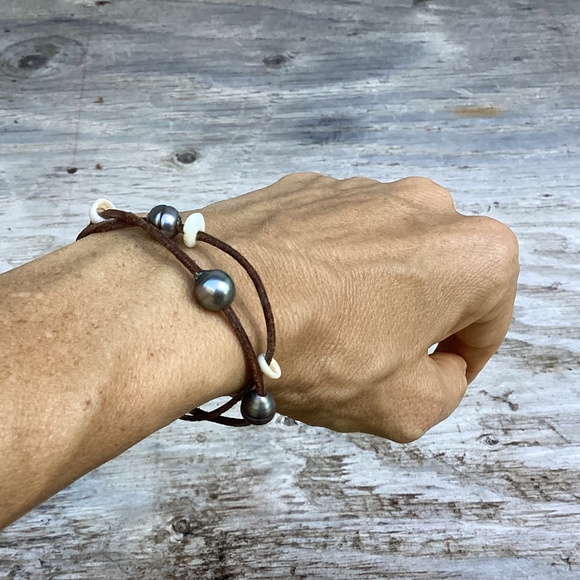 Puka Pearls + leather BRACELET Ella May Maui - Picture 3 of 4